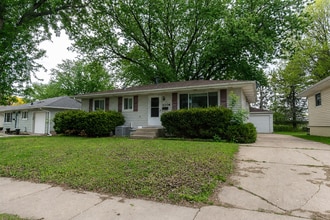 Building Photo - 3bed 2bath Available For Rent in Easy Access Area!