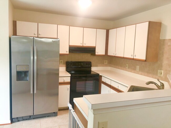 Building Photo - Updated 2 Bedroom Lower Level Condo in Gle...