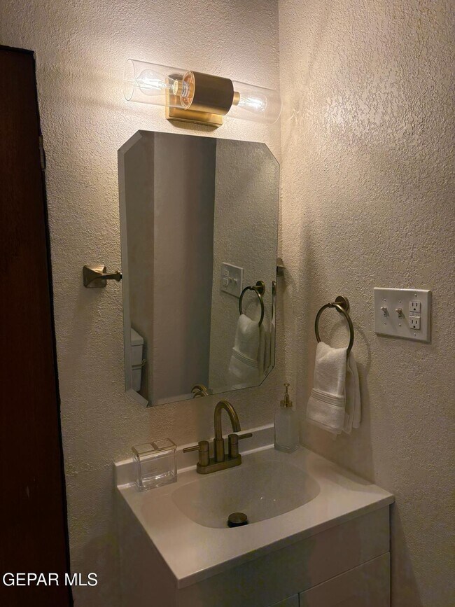 Building Photo - 3418 Pershing Dr