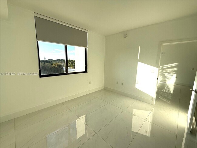 Building Photo - 301 Altara Ave