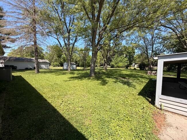 Building Photo - 3 Bed/1 Bath Home with Garage Parking!!