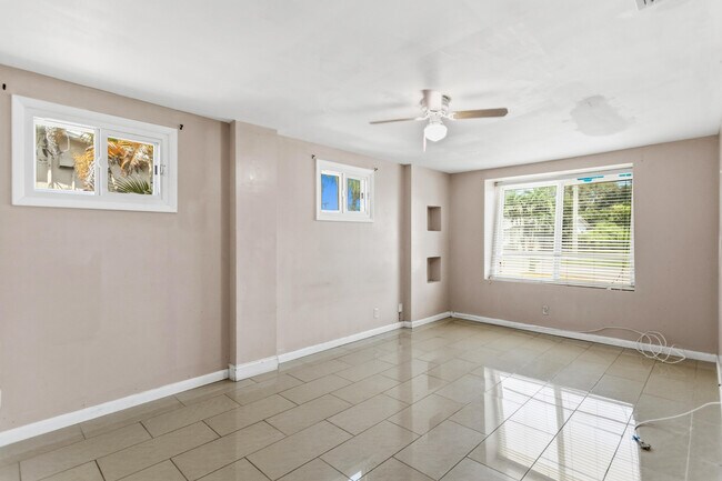 Building Photo - 2748 SW 46th Ct