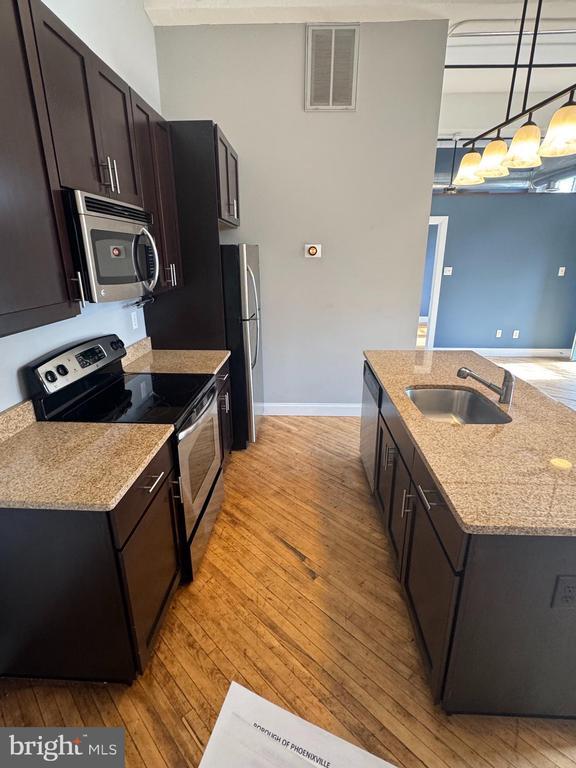 Building Photo - 200 Lincoln Ave