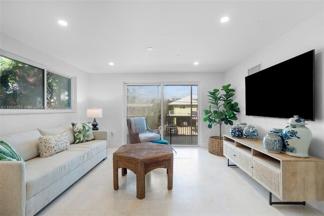 Building Photo - 242 Bougainvillea St