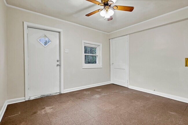 Building Photo - 18 Pinewood Dr