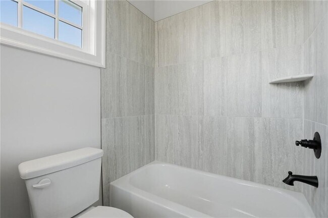 Building Photo - 1254 Six Sisters St