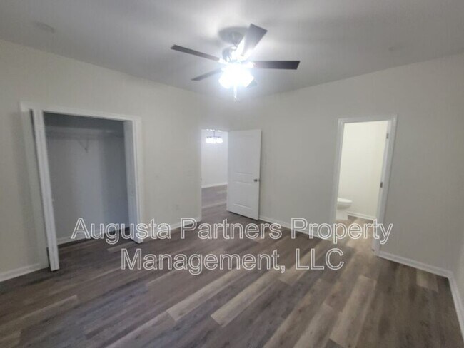 Building Photo - 2122 Circular Dr