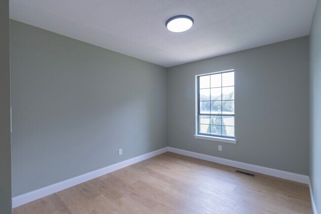 Building Photo - 1850 W Amos Dr