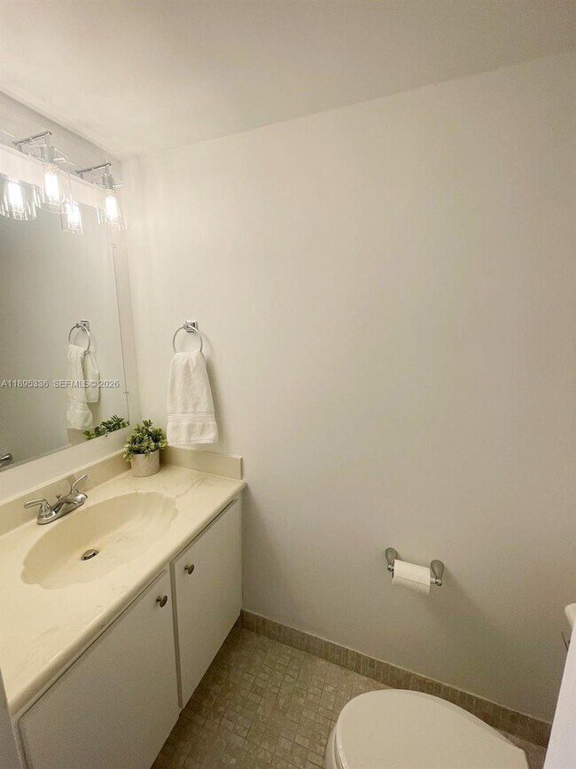 Building Photo - 800 Parkview Dr