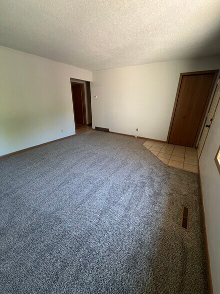 Building Photo - 545 Pine Tree Dr