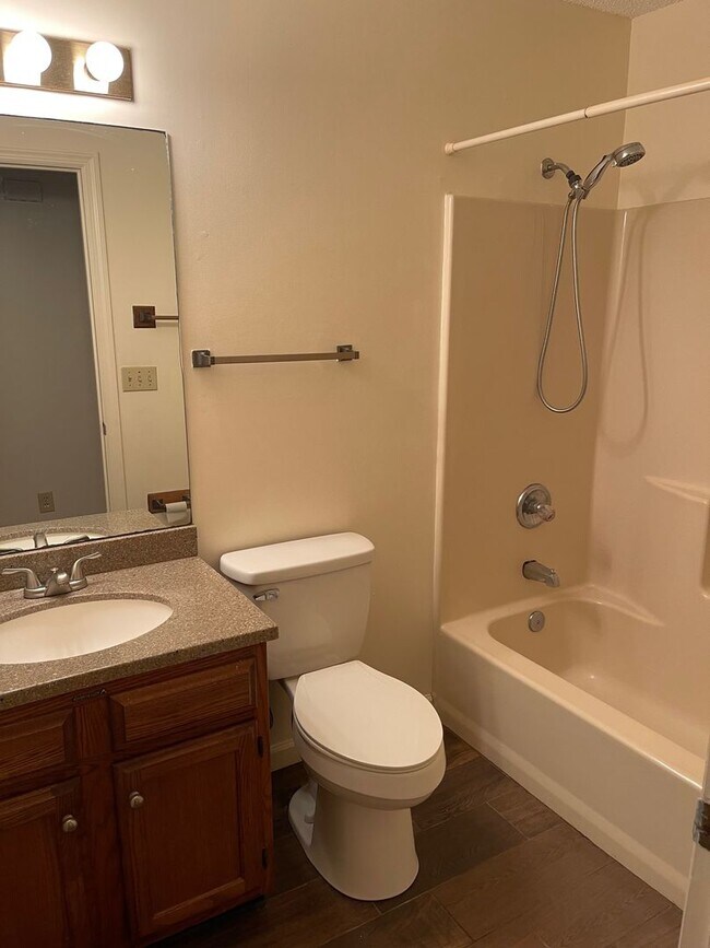 Building Photo - 3 Bedroom / 2 Bath Apt  Kingsport TN