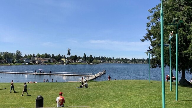 Building Photo - Single Family house on Meridian Valley Country Club.  Gated community