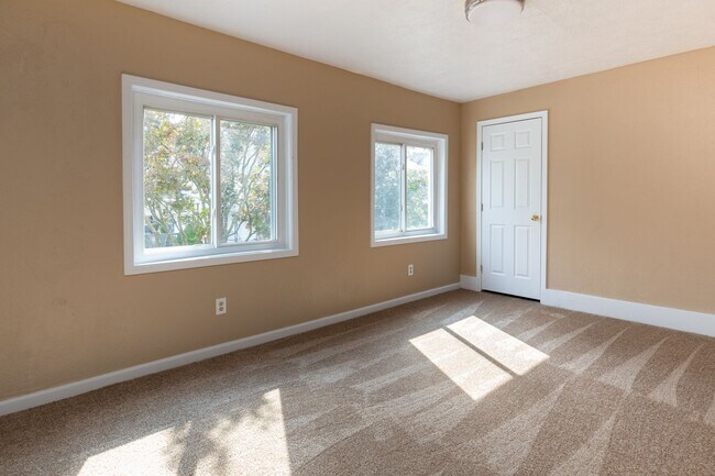 Building Photo - Updated 3BR 3 bath House with off street p...