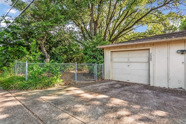 Building Photo - 7505 Brentcove Cir