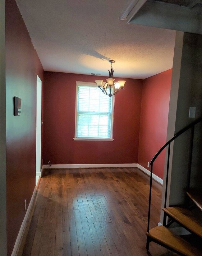 Building Photo - Stunning And Spacious 2-Level, 1 Bedroom, ...