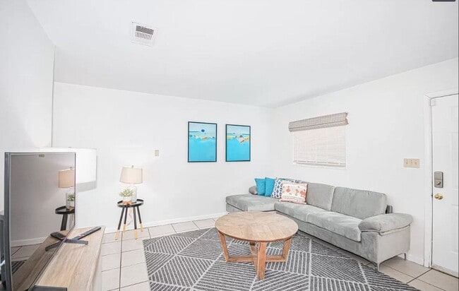 Building Photo - 4 bed, 2 bath house, Available August 2026!