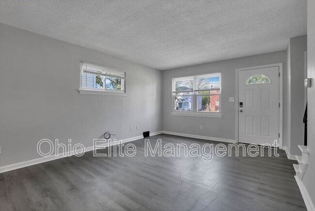 Building Photo - 900 Racine Ave