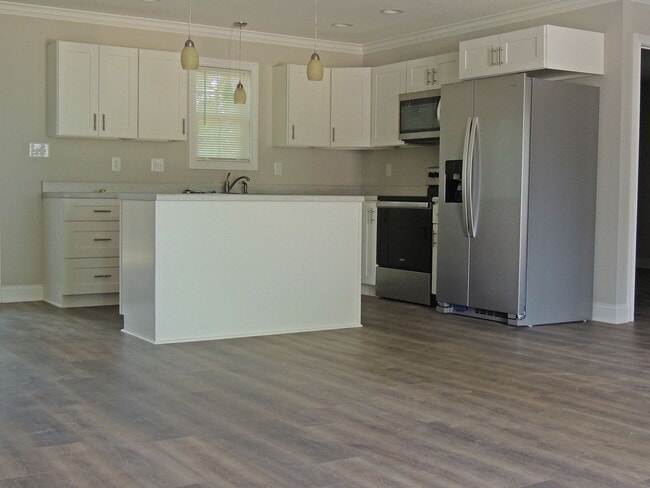 Building Photo - NOW AVAILABLE-  Charming Home in Maryville...