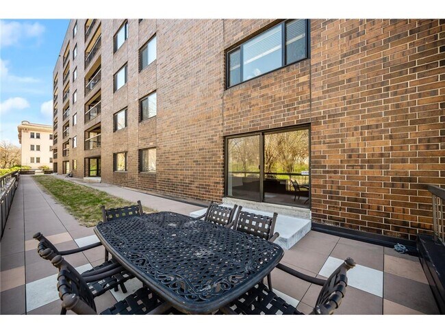 Building Photo - 2885 Knox Ave S