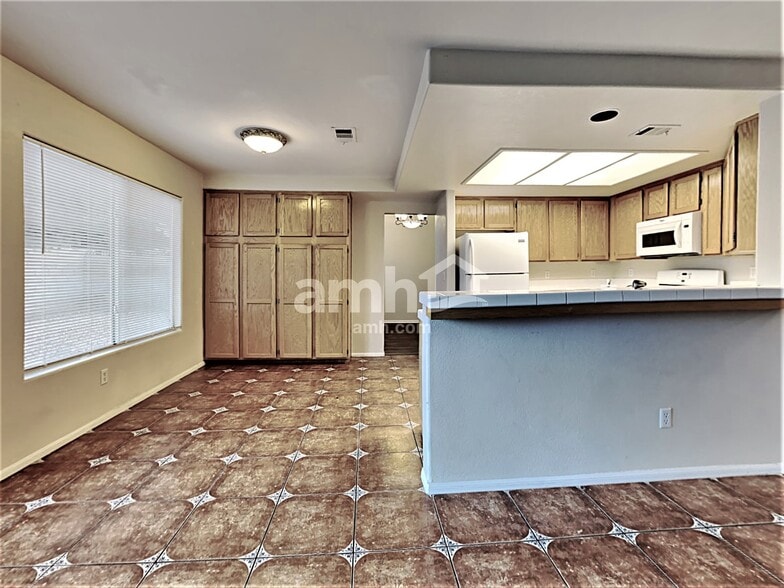 Building Photo - 140 Kachina Dr