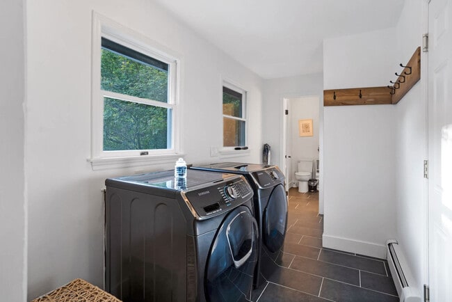 Building Photo - 450 Eastward Ct