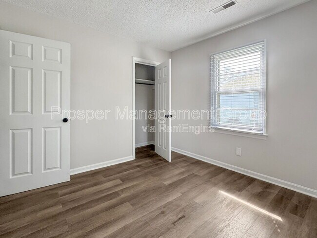 Building Photo - 17 Stratton Dr