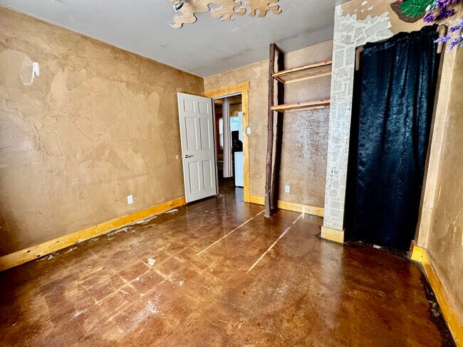 Building Photo - 557 N Limestone