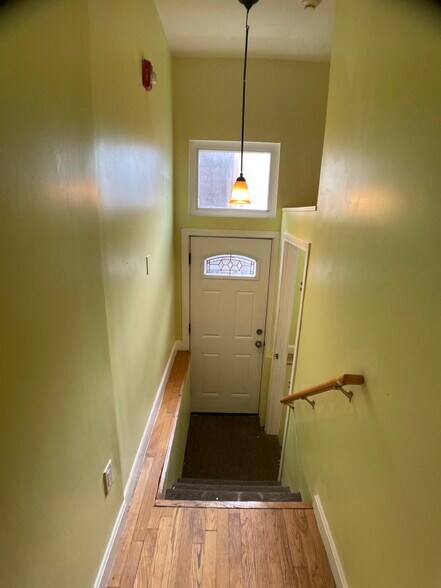 Building Photo - 169 Windsor St