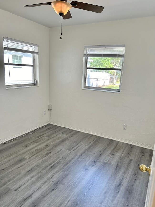 Building Photo - 2 bed 1 Bath House in Ideal Location in St Pete