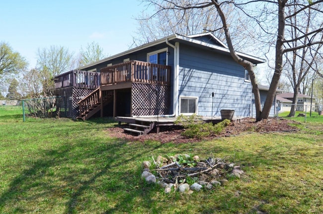 Building Photo - 9201 Forestview Ln N