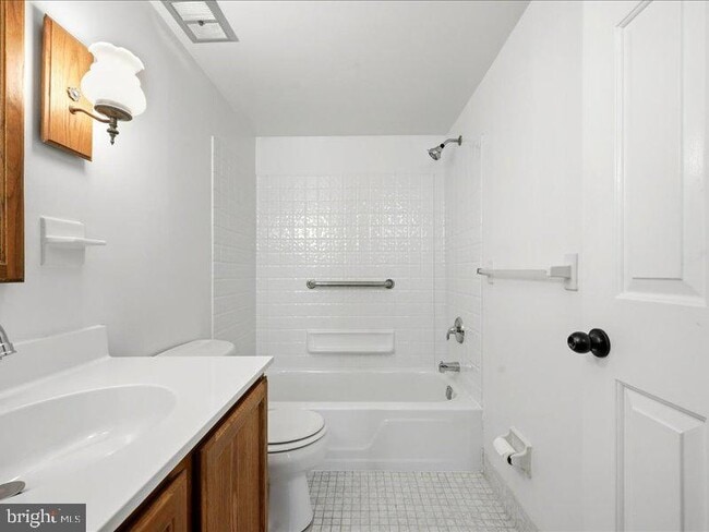 Building Photo - 421 Drummers Ln
