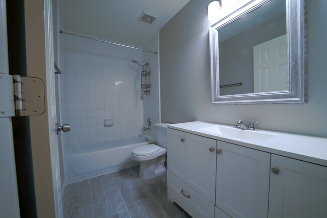 Building Photo - 117 Harbour Town Cir