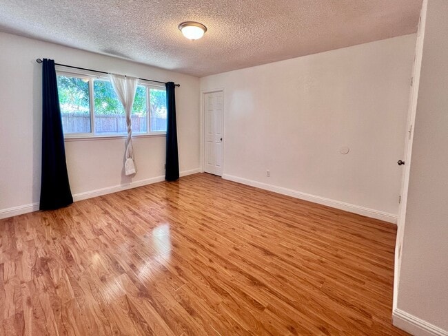 Building Photo - $2,250 Ashlan & Cornelia, 3 Bedroom House-...