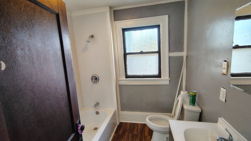 Building Photo - 320 W Elm St