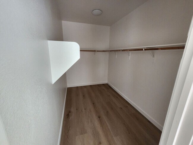 Building Photo - Beautiful 5 bed/4 bath home in Santa Nella!