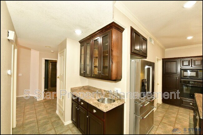 Building Photo - 6598 Eagle Ridge Dr