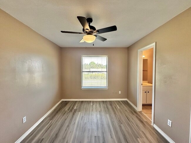 Building Photo - Available Now! Newly Updated 3/2 in Flint!