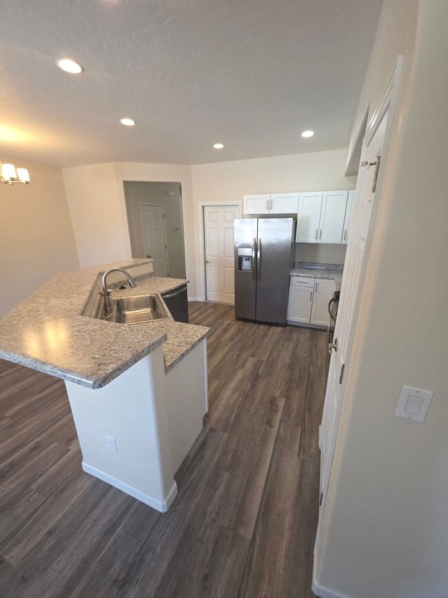 Building Photo - 3 Bed 2.5 Bath PRIME location Townhome!!