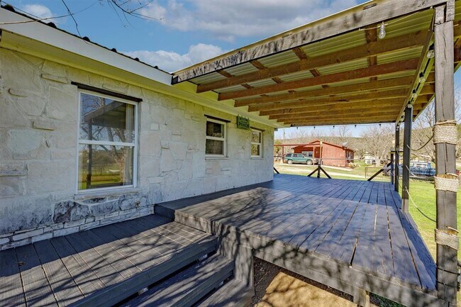 Building Photo - 110 Lakewood Dr