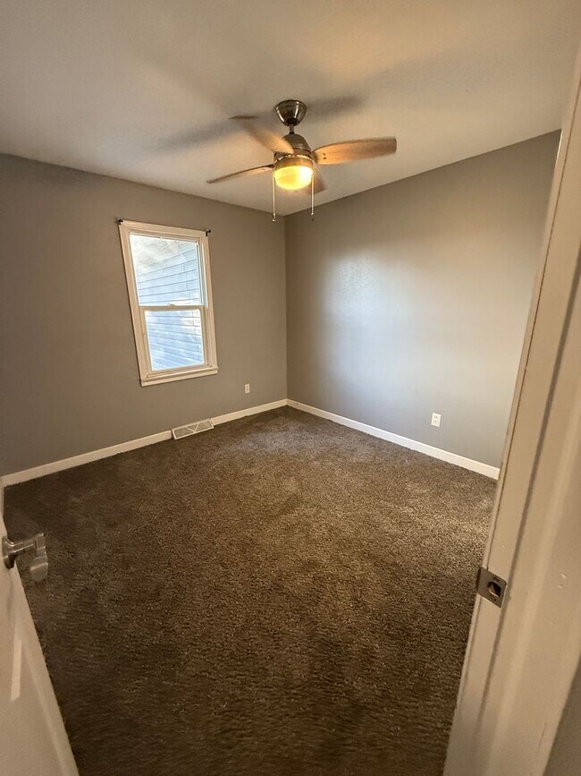 Building Photo - 4 bedroom/2 bath house