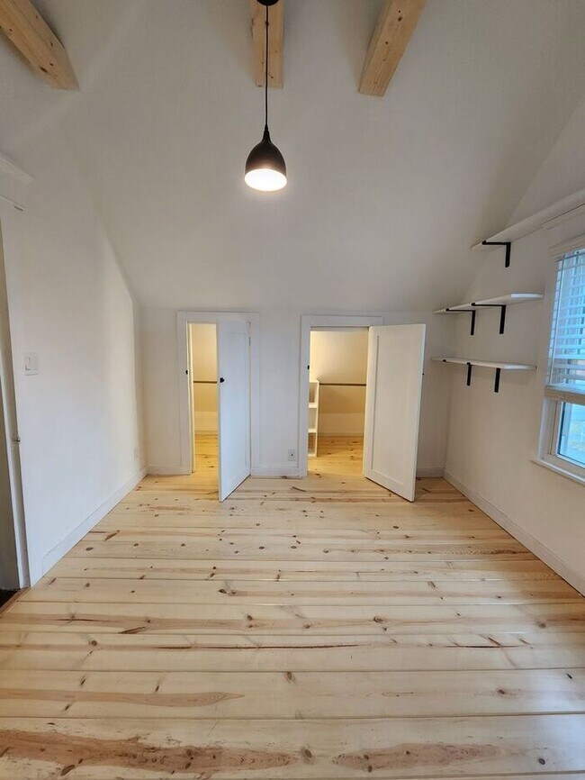 Building Photo - Beautiful and Spacious 3BR 2BA Home w/ Remodeled Kitchen • Patio & Fenced Yard in St. Matthews