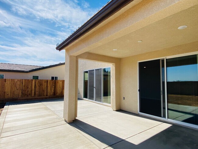 Building Photo - COMING SOON! $2,750 Ashlan & Highland, 4 B...
