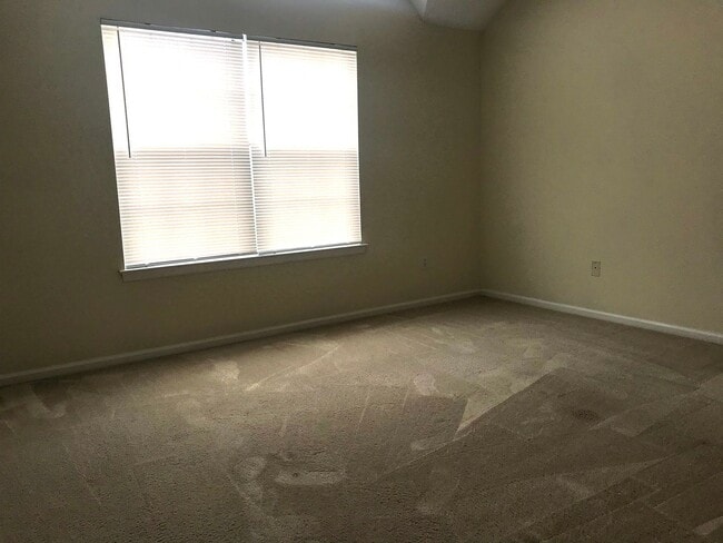 Building Photo - End Unit Townhouse in Virginia Beach