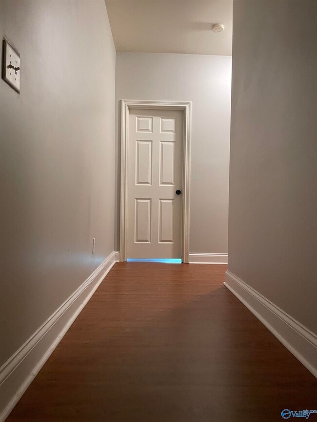 Building Photo - 212 Treetop Dr SE