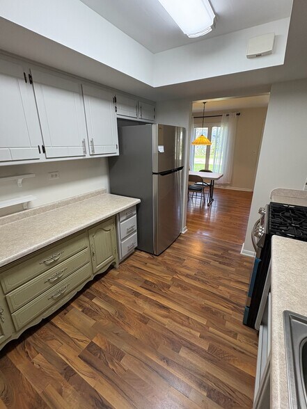 Building Photo - 356 2nd Ct