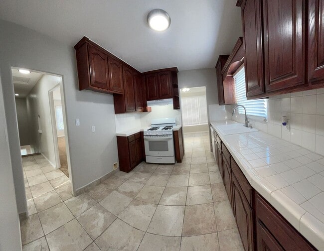 Building Photo - LARGE 1 BEDROOM 1 BATH UPSTAIRS UNIT READY...
