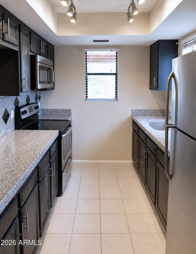 Building Photo - 850 S River Dr
