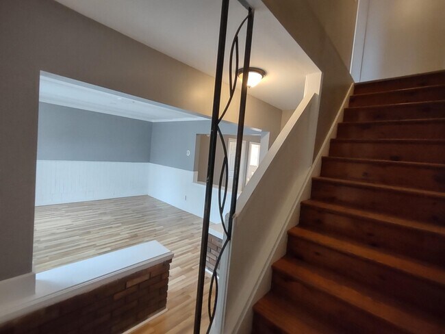 Building Photo - 16 Factory St