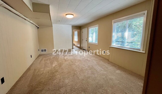 Building Photo - Spacious 4BD I 2BA Home w/ Separate Living...