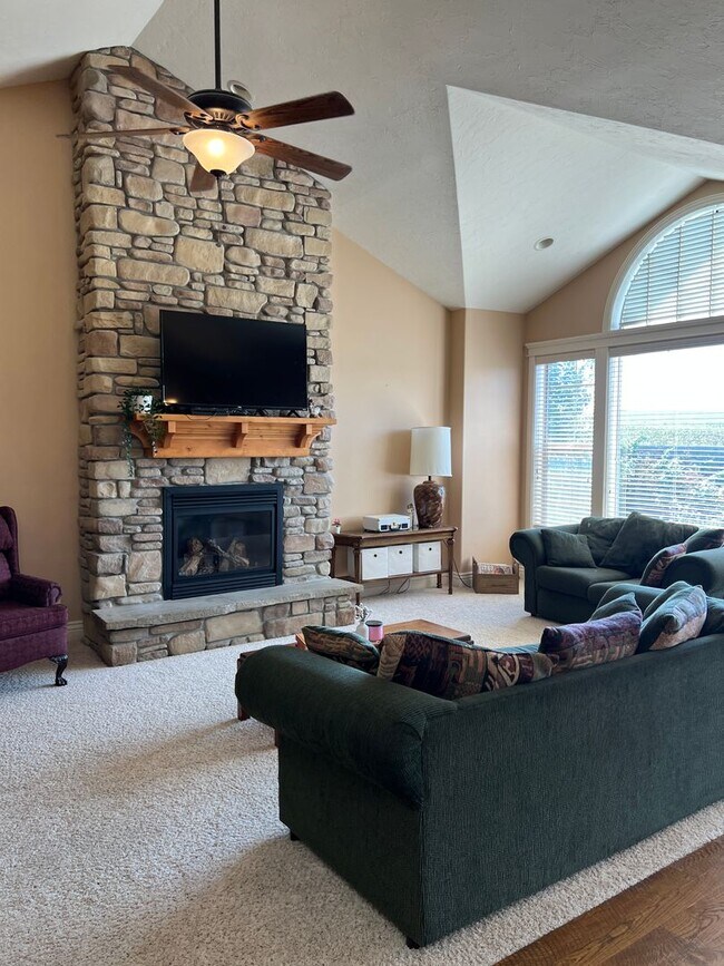 Building Photo - Stunning 5 bed 3.5 bath twin-home on the R...